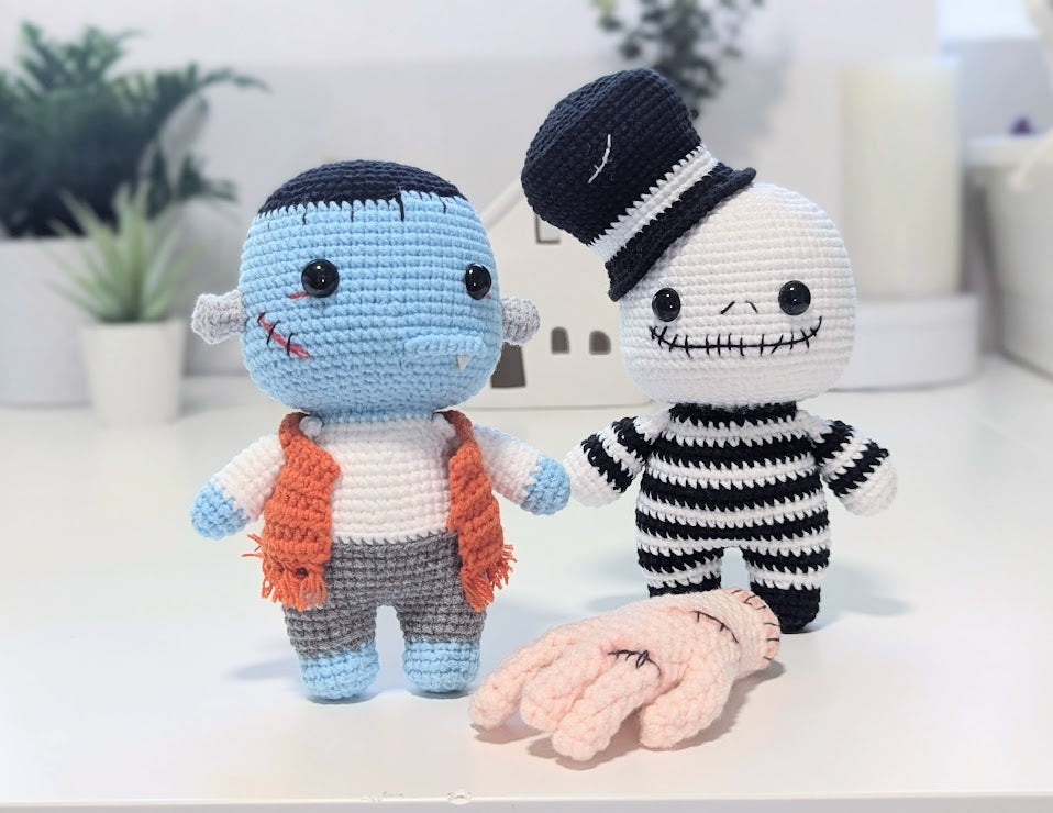 Halloween dolls, decorations, Dracula, vampire, skeleton, zombie, Frankenstein, clown, Pennywise