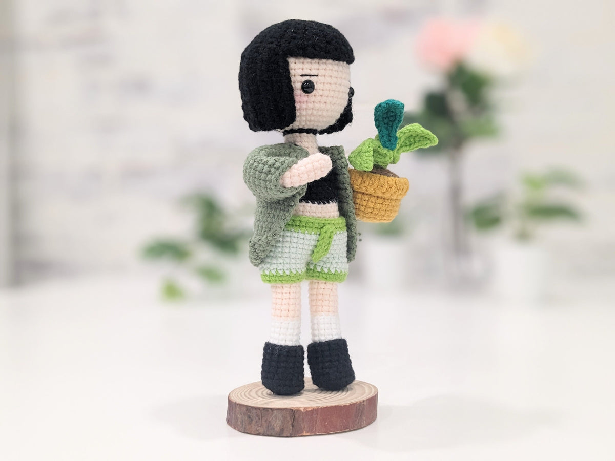 Mathilda Dool Mathilda Doll from Léon: The Professional - Includes House Plant - Ful ...